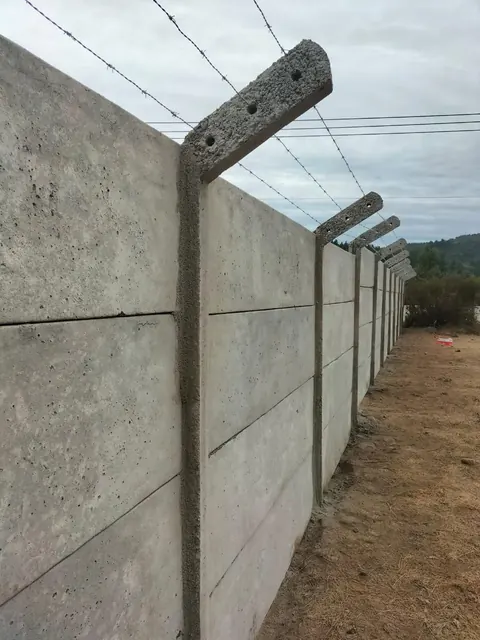 Detalle de postes y placas de hormigón con alambre superior