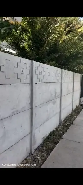 Pandereta con placas decorativas junto a una vereda