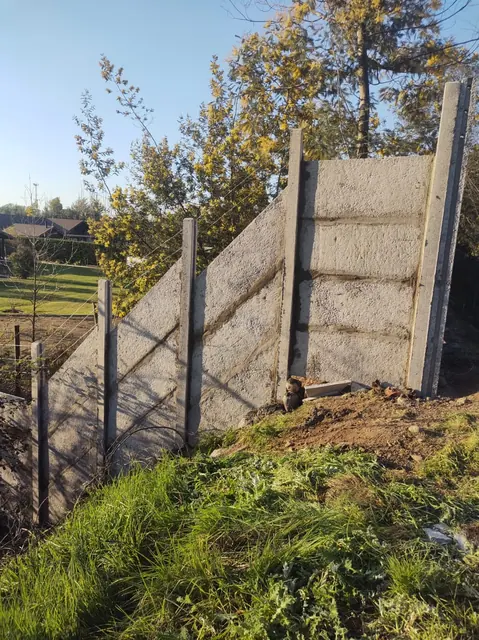 Cierre de hormigón adaptado a la pendiente del terreno