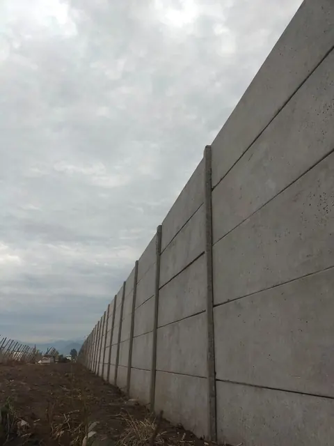 Cierre de hormigón de gran altura en terreno abierto