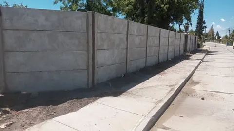 Pandereta residencial de hormigón a lo largo de una calle